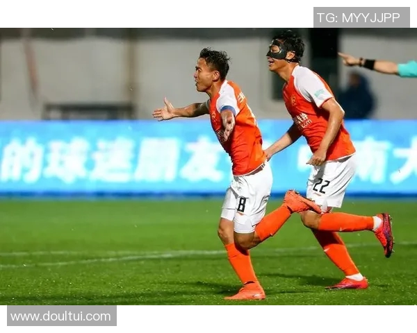 重庆足球队比赛经验引发热议球迷与专家观点交锋分析