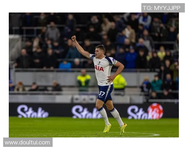 热刺与埃弗顿激战正酣乌龙球成比赛转折点引发热议