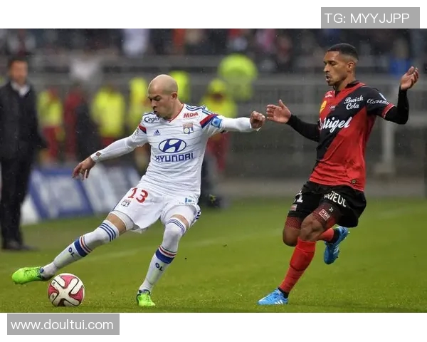 甘冈在主场迎战里昂展现强劲实力成功赢得比赛荣耀