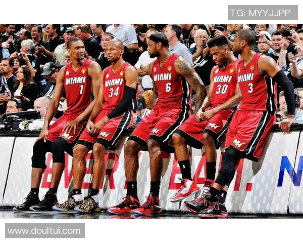 马刺与热火激战12月7日NBA赛场精彩对决引发球迷热议 马刺与热火激战12月7日NBA赛场精彩对决引发球迷热议