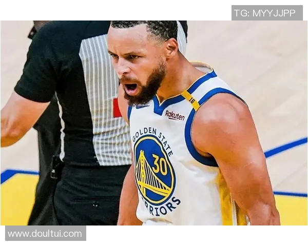 勇士在关键时刻逆转雷霆以121-118取得胜利展现强大韧性与团队合作精神