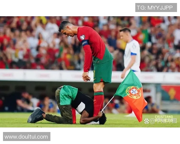 球迷疯狂冲进赛场一幕C罗球衣被抢引发热议